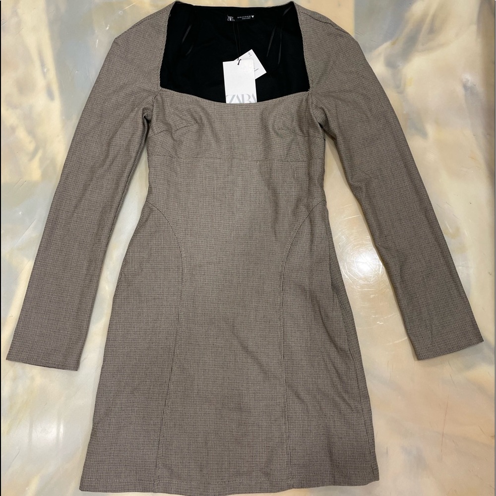 Zara dress low-cut front and long sleeves with pattern.